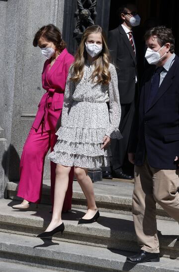 La Princesa Leonor, la vicepresidenta primera Carmen Calvo y el poeta y director del Instituto Cervantes, Luis García Montero, saliendo del acto.