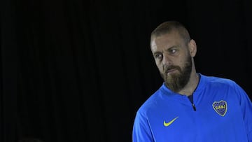Italian midfielder Daniele De Rossi attends his presentation at the Bombonera stadium in Buenos Aires on July 29, 2019. (Photo by JUAN MABROMATA / AFP)