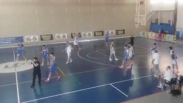 Tres años de sanción a un jugador de baloncesto canario por esta brutal agresión a un árbitro