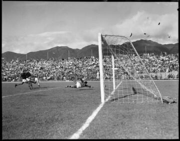 El 10 de agosto de 1938 se inauguró el Estadio Nemesio Camacho El Campín. Así se veía el estadio en la época del Dorado.