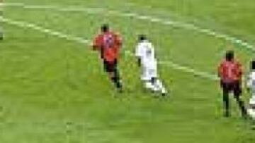 <b>UN TOQUE PERFECTO. </b>Beckham dibujó ante Osasuna lo que debe ser un lanzamiento de falta perfecto. Sin abusar de la potencia, el balón salió de la bota derecha de Becks con un efecto de derecha a izquierda. A medida que la pelota se acercaba a la portería, se alejaba más de Sanzol. Gol.