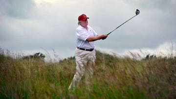 Donald Trump juega al golf en una imagen de archivo.