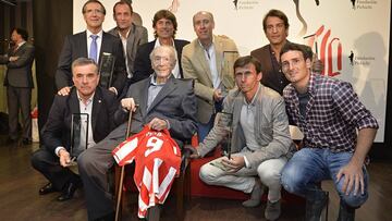 08/10/15  ENTREGA DE LA FUNDACION DE LOS PREMIOS PICHICHI 
 FOTO FAMILIA 
 DANI ETXEBARRIA JULEN GUERRERO MANOLO SARABIA CUCO ZIGANDA URZAIZ ADURIZ