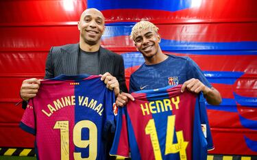 Thierry Henry posa con la camiseta del Barcelona firmada junto a Lamine Yamal.