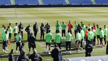 Quique Snchez Flores habla con sus jugadores antes del entrenamiento del sbado del Getafe.