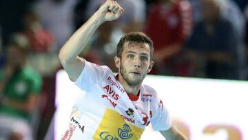 Aleix Gómez celebra un gol durante un partido con la selección española de balonmano.