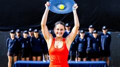 La tenista ucraniana Marta Kostyuk posa en solitario con el título de campeona en Austin tras ganar en la final a la rusa Varvara Gracheva.