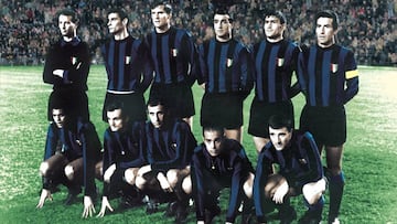 INTER DE MILAN EN 1965 DE PIE Y DE IZDA A DCHA SARTI; BURGNICH  FACHETTI  LANDINI  PICCHI; AGACHADOS: JAIRZINHO MAZZOLA PEIRO LUIS SUAREZ Y BODIN.