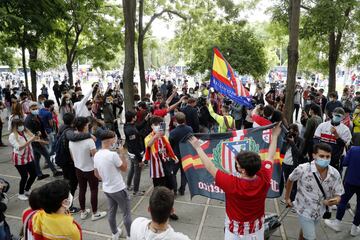 Algunos aficionados del Atltico de Madrid se acercaron a la fuente madrile?a de Neptuno para celebrar el ttulo de Liga conseguido.