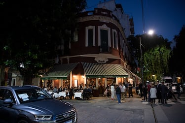 El restaurante Don Julio es la máxima representación de la parrilla argentina a nivel mundial, una institución gastronómica ubicada en el barrio de Palermo, en Buenos Aires, Argentina. Liderado por el propietario-sommelier Pablo Rivero y el chef ejecutivo Guido Tassi, ha alcanzado un estatus legendario y ha sido reconocido consistentemente en los rankings internacionales más prestigiosos. La carta de Don Julio es un homenaje a la anatomía de la carne y a los sabores del terruño argentino.