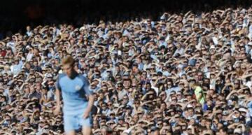 Los seguidores del City no parecían contar con el sol y tuvieron que improvisar la típica solución de utilizar las manos para poder seguir el partido de su equipo.