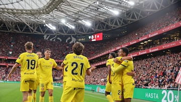 BILBAO, 23/09/2025.- El centrocampista marroquí del Girona Azzedine Ounahi (d) celebra tras anotar el primer gol del encuentro durante el partido de la jornada 6 de LaLiga EA Sports entre el Athletic Club y el Girona, este martes en el estadio de San Mamés en Bilbao.-EFE/ Luis Tejido