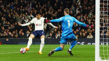 Soccer Football - Premier League - Tottenham Hotspur v Manchester United - Tottenham Hotspur Stadium, London, Britain - April 27, 2023 Tottenham Hotspur's Son Heung-min scores their second goal past Manchester United's David de Gea Action Images via Reuters/Paul Childs EDITORIAL USE ONLY. No use with unauthorized audio, video, data, fixture lists, club/league logos or 'live' services. Online in-match use limited to 75 images, no video emulation. No use in betting, games or single club /league/player publications.  Please contact your account representative for further details.