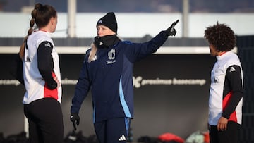 Belgium's Icelandic head coach Elisabet Gunnarsdottir (C) gestures during a training session ahead of Belgium's Nations League football matches against Spain and Portugal, in Tubize, on February 18, 2025. (Photo by VIRGINIE LEFOUR / Belga / AFP) / Belgium OUT