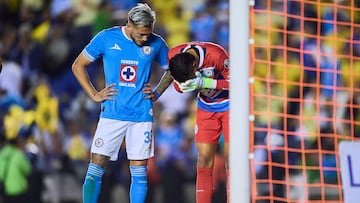 Gonzalo Piovi and Kevin Mier of Cruz Azul during the Semi-Final second leg match between America and Cruz Azul as part of the Liga BBVA MX, Torneo Clausura 2025 at Ciudad de los Deportes Stadium on May 18, 2025 in Mexico City, Mexico.