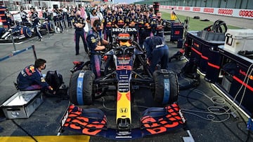 Los mecánicos de Red Bull protegen el coche de Verstappen en Qatar.