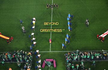 Ambos equipos salen al campo bordeando el mensaje 'Beyong Greatness' ('Más allá de la grandeza') antes del inicio del partido. 
 