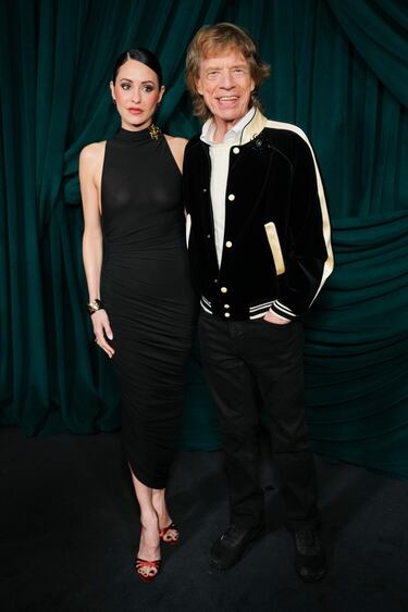 Melanie Hamrick y Mick Jagger posan en la alfombra roja de la cena anual Pre-Oscar celebrada en Beverly Hills.