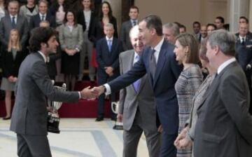 Carlos Sáinz saluda al rey Felipe VI.

