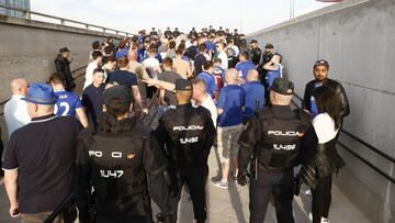 27/09/17 PARTIDO CHAMPIONS LEAGUE
FASE DE GRUPOS GRUPO C
ATLETICO DE MADRID - CHELSEA
AFICIONADOS SEGUIDORES DEL CHELSEA LLEGADA A ESTADIO WANDA METROPOLITANO POLICIA
