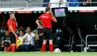 El árbitro Melero López revisa en el VAR el posible penalti a Bellingham.
 