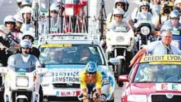 <b>ÚLTIMA RÚBRICA. </b>Lance Armstrong llega a la meta escoltado por el coche del presidente de los comisarios, el de su equipo y una docena de motos de prensa.