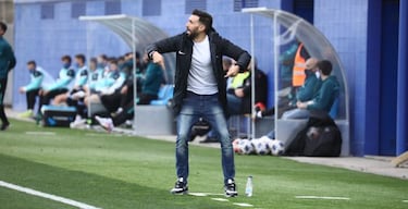 Piqu¨¦ asiste en casa del Espanyol al debut con victoria de Sarabia