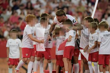 25.000 aficionados acuden al estadio Ram車n S芍nchez Pizju芍n a la presentaci車n de Sergio Ramos, nuevo fichaje del Sevilla.