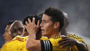 James celebra con sus compa&ntilde;eros el gol de Adri&aacute;n Ramos.