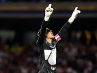 MEX4808. CIUDAD DE MÉXICO (MÉXICO), 05/10/2025.- Keylor Navas de Pumas celebra un gol este domingo, en un partido de la Liga MX entre Pumas y Guadalajara en el estadio Olímpico Universitario, en la Ciudad de México (México). EFE/ Sáshenka Gutiérrez
