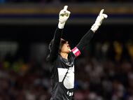 MEX4808. CIUDAD DE MÉXICO (MÉXICO), 05/10/2025.- Keylor Navas de Pumas celebra un gol este domingo, en un partido de la Liga MX entre Pumas y Guadalajara en el estadio Olímpico Universitario, en la Ciudad de México (México). EFE/ Sáshenka Gutiérrez