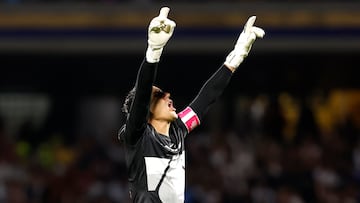 MEX4808. CIUDAD DE MÉXICO (MÉXICO), 05/10/2025.- Keylor Navas de Pumas celebra un gol este domingo, en un partido de la Liga MX entre Pumas y Guadalajara en el estadio Olímpico Universitario, en la Ciudad de México (México). EFE/ Sáshenka Gutiérrez