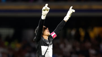 MEX4808. CIUDAD DE MÉXICO (MÉXICO), 05/10/2025.- Keylor Navas de Pumas celebra un gol este domingo, en un partido de la Liga MX entre Pumas y Guadalajara en el estadio Olímpico Universitario, en la Ciudad de México (México). EFE/ Sáshenka Gutiérrez