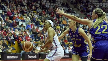 Arica Carter, escolta del Spar Girona, trata de anotar ante la defensa del Fenerbahçe.