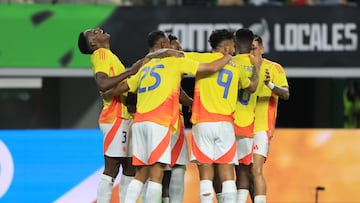 AMDEP6151. ARLINGTON (ESTADOS UNIDOS), 11/10/2025.- Jugadores de Colombia celebran un gol este sábado, durante un partido de preparación para la Copa Mundial 2026 entre México y Colombia en el estadio AT&T en Arlington (EE.UU.). EFE/ Carlos Ramírez