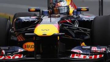 <b>LA PIEZA DE LA SOSPECHA. </b>Vettel, ayer en Albert Park, con el alerón delantero muy pegado al suelo. En la otra foto, Webber se agacha a ver el morro del coche del alemán.