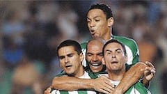 <b>EL SABOR DE LA VICTORIA. </b>El Betis consiguió ayer su primera victoria de la temporada.