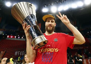 Sergio Rodrí­guez con el trofeo de la Euroliga.