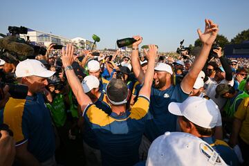 Luke Donald, capitán del equipo de Europa, celebró la victoria en la Ryder Cup con Justin Rose, Rory McIlroy, Jon Rahm, Matt Fitzpatrick y sus compañeros del equipo.