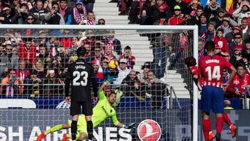 GRAF8051. MADRID, 13/01/2019.- El portero del Levante Oier Olaz&aacute;bal (2i) intenta detener sin &eacute;xito el disparo de penalti del franc&eacute;s del Atl&eacute;tico de Madrid Antoine Griezmann (2d) durante el partido de la d&eacute;cima novena jo