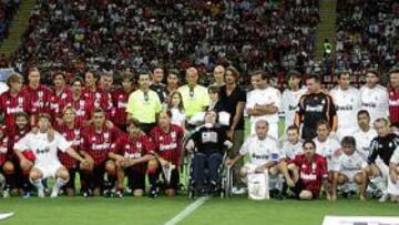 <b>2-0 EN MILÁN. </b>Esta imagen de ambos equipos fue con motivo del homenaje a Borgonovo en 2009.