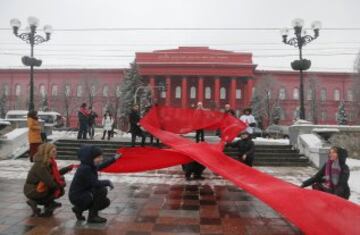 Activistas ucranianos con el lazo rojo en la Universidad Nacional de Kiev Taras Shevchenko, en Ucrania.