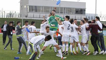 Los jugadores del Castilla celebrando el liderato.