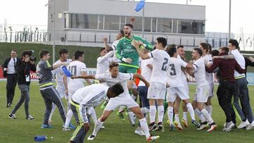 Los jugadores del Castilla celebrando el liderato. 