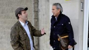 <b>CON AS. </b>Vekic, el del bolso de Louis Vuitton, a la derecha, habla con el redactor de As y la Cadena SER.