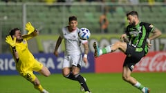 Futbol, America MG vs Colo Colo.
Copa Sud Americana 2023
El jugador de Colo Colo Fernando De Paul, izquierda, disputa el balón con Gonzalo Mastriani de America MG.