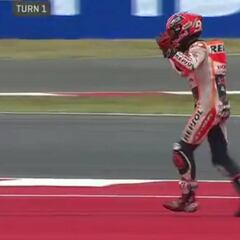 Márquez: caída en el warm up y regreso por la vía de servicio