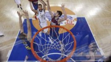 Sergio Rodr&iacute;guez penetra ante Lorbek y Tomic en el partido de cuartos de final de la &uacute;ltima Copa del Rey.