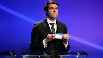 Kak&aacute;, durante el primer sorteo de Champions de la temporada, muestra la papeleta del Real Madrid.
 