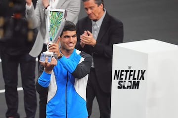 Carlos Alcaraz gana el partido de exhibici¨®n ante 12.000 personas. El la imagen, el tenista murciano con el trofeo.